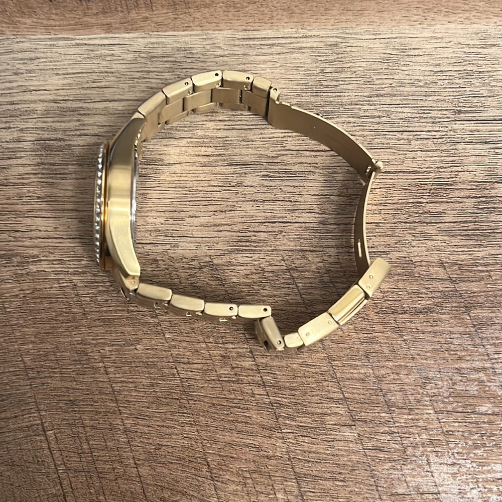 Women’s Fossil gold watch - Picture 3 of 4